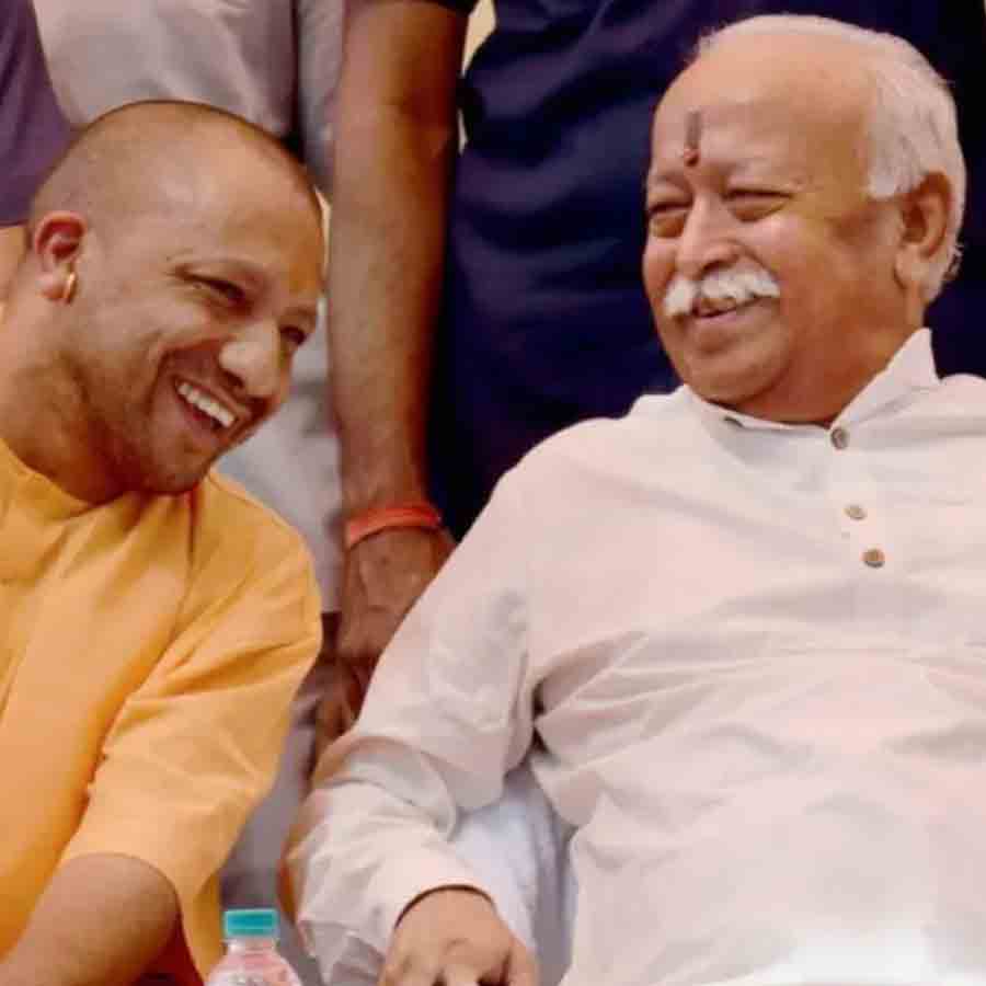 (বাঁ দিকে) যোগী আদিত্যনাথ এবং মোহন ভাগবত (ডান দিকে)।