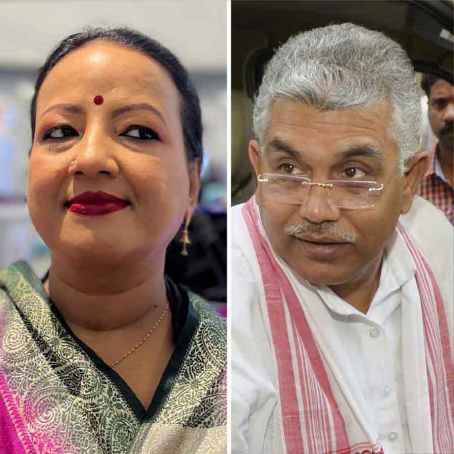 (বাঁ দিকে) দিলীপ ঘোষের স্ত্রী রিঙ্কু মজুমদার। খড়্গপুরের প্রাক্তন বিধায়ক দিলীপ ঘোষ (ডান দিকে)।