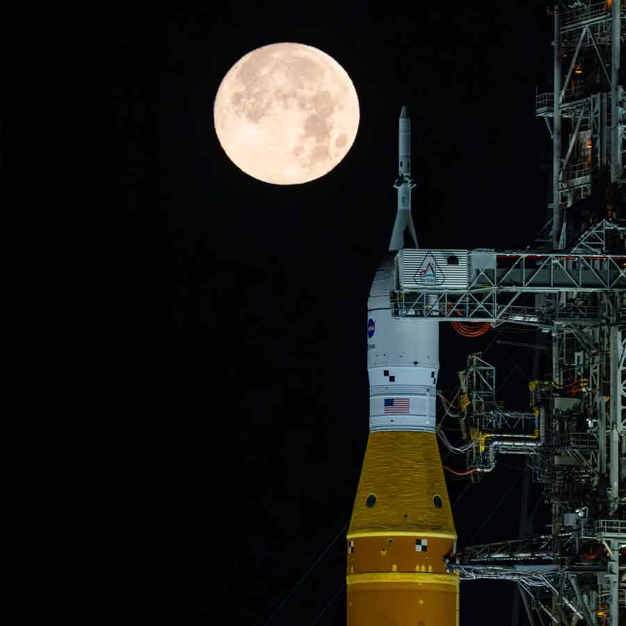 চাঁদে মানুষ পাঠানোর তোড়জোড় শুরু করেছে নাসা।