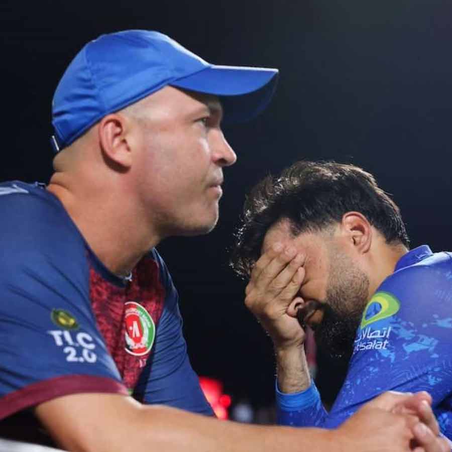 আবেগপ্রবণ রশিদ খানকে সামলাচ্ছেন জোনাথন ট্রট।