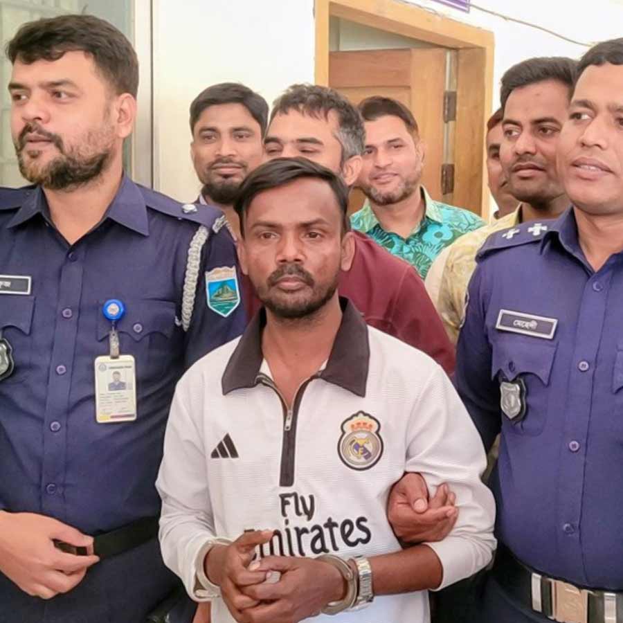 পুলিশি হেফাজতে হিরো আলম।