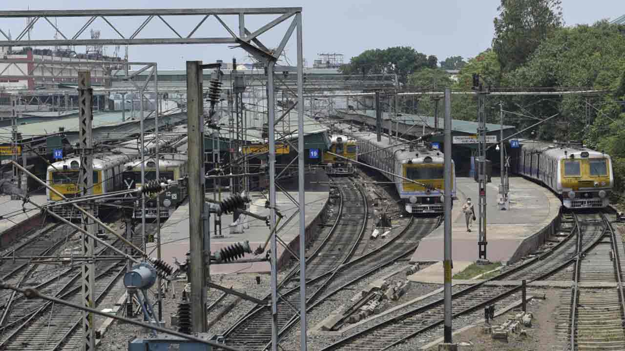 Train services to Sealdah South will be disrupted for eight hours due to the collapse of the footbridge at Park Circus