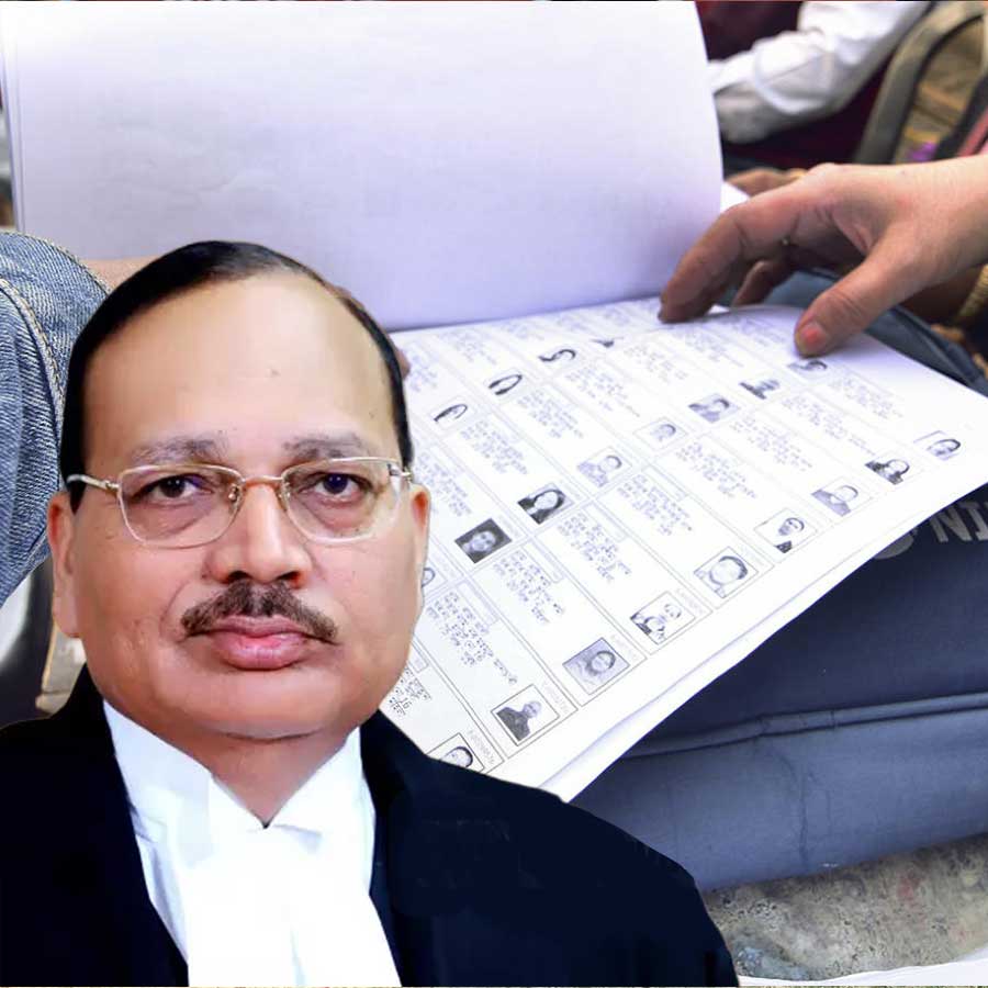 সুপ্রিম কোর্টের প্রধান বিচারপতি সূর্য কান্তের বেঞ্চে পশ্চিমবঙ্গের এসআইআর মামলার শুনানি হয়েছে।