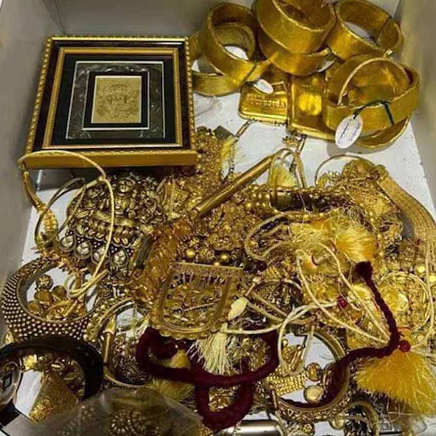 আয়কর হানায় উদ্ধার হওয়া সোনার গয়নার কিছু অংশ। ছবি: সংগৃহীত।