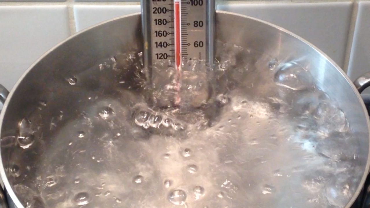 টগবগ করে ফোটানো জল।