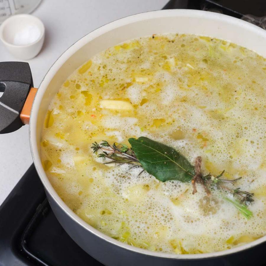 ঢিমে আঁচে জল ফোটানো।