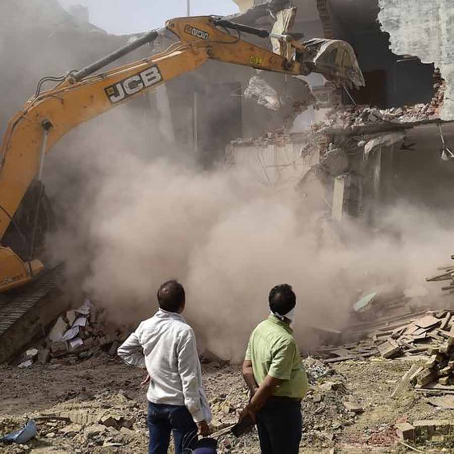 গুঁড়িয়ে দেওয়া হচ্ছে অভিযুক্তের বাড়ি। ছবি: সংগৃহীত।