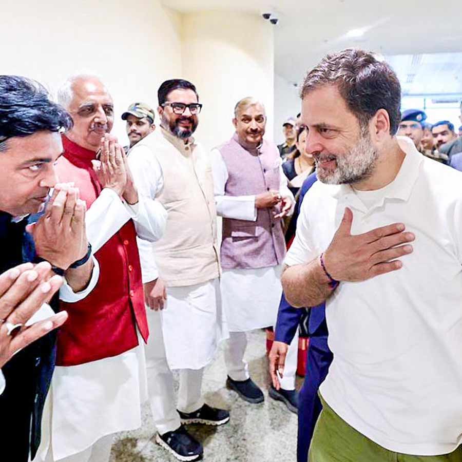 লখনউ বিমানবন্দরে রাহুল গান্ধী। শুক্রবার।