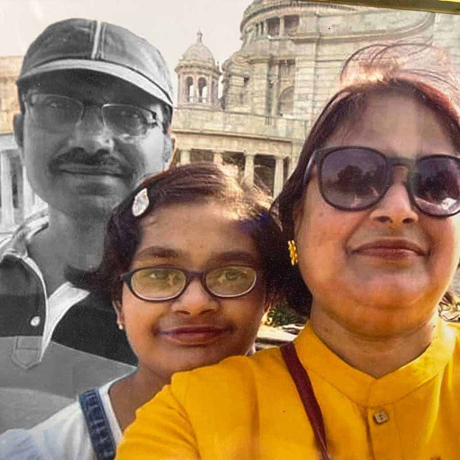 স্ত্রী, কন্যার সঙ্গে পহেলগাঁওয়ে নিহত সমীর গুহ।