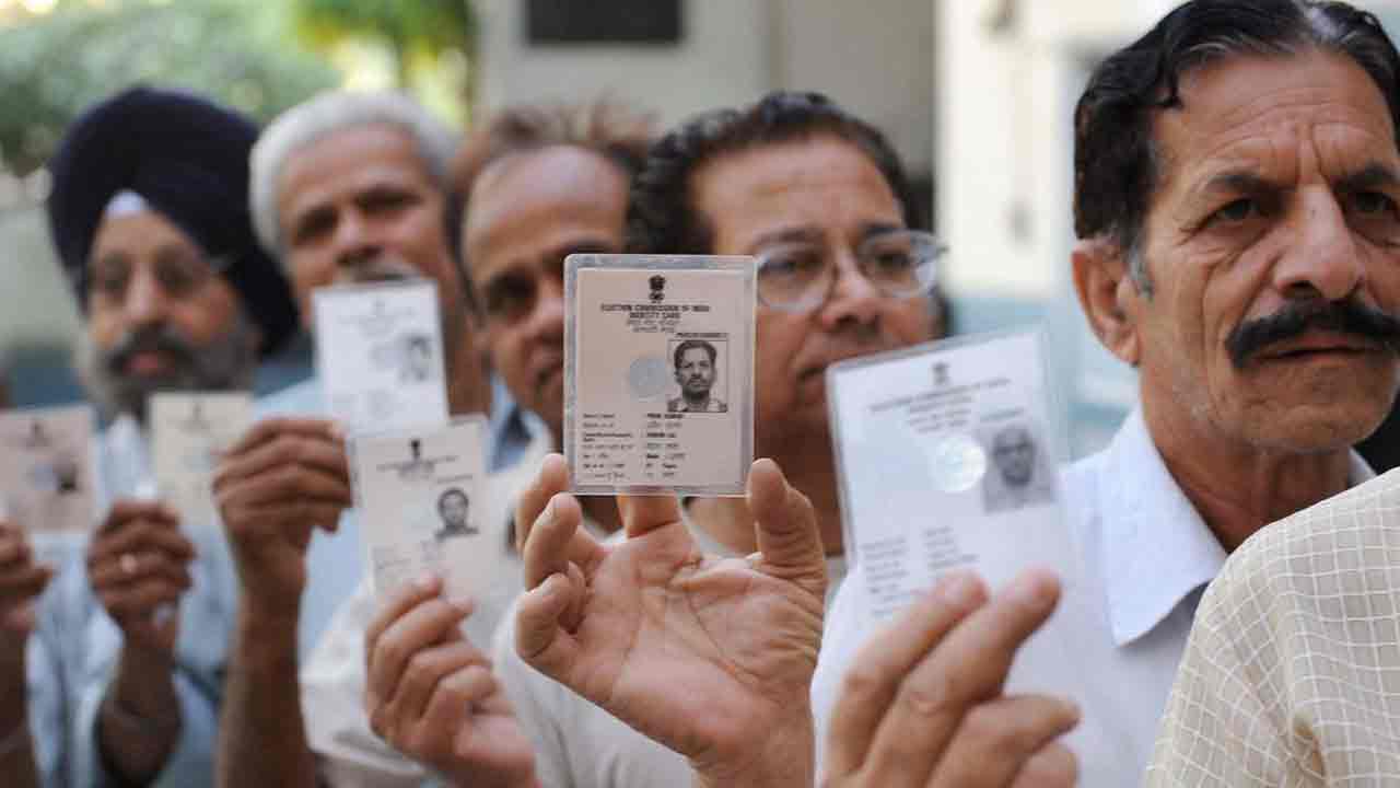ভোটার কার্ড হাতে সাধারণ মানুষের লাইন।