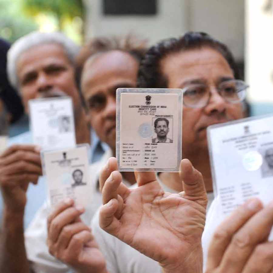 ভোটার কার্ড হাতে সাধারণ মানুষের লাইন।