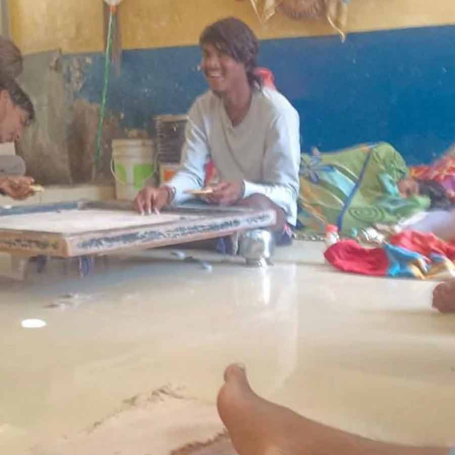 হুব্বলির জেলে বন্দিরা টিভি দেখা, ক্যারম খেলায় মজে। ছবি: সংগৃহীত।