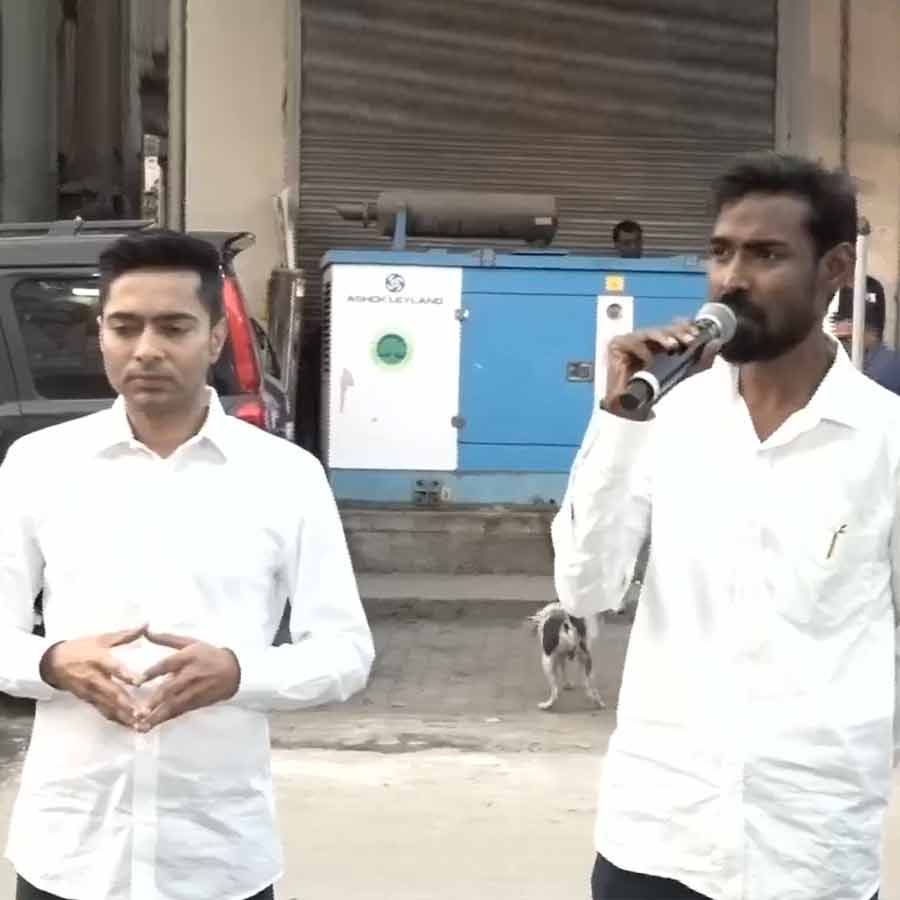 অভিষেক বন্দ্যোপাধ্যায়ের সঙ্গে প্রতীক-উর রহমান।