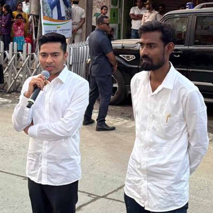 শনিবার আমতলার কার্যালয়ে অভিষেক বন্দ্যোপাধ্যায়ের সঙ্গে প্রতীক-উর রহমান।