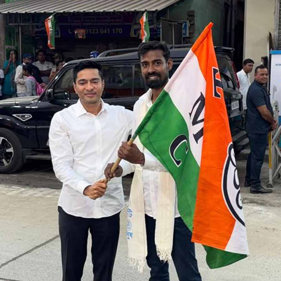 শনিবার আমতলার কার্যালয়ের সামনে রাস্তায় অভিষেক বন্দ্যোপাধ্যায়ের হাত থেকে তৃণমূলের ঝান্ডা তুলে নিলেন প্রতীক-উর রহমান।