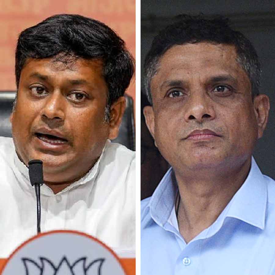 (বাঁ দিকে) কেন্দ্রীয় শিক্ষা প্রতিমন্ত্রী সুকান্ত মজুমদার এবং রাজ্যের প্রাক্তন ডিজিপি রাজীব কুমার (ডান দিকে)।