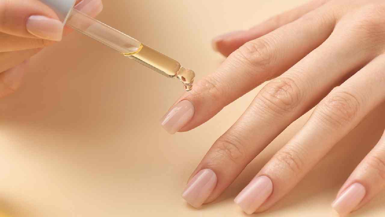 নখের ভাঙন রুখতে কী ভাবে কাজে লাগাবেন অলিভ অয়েল।