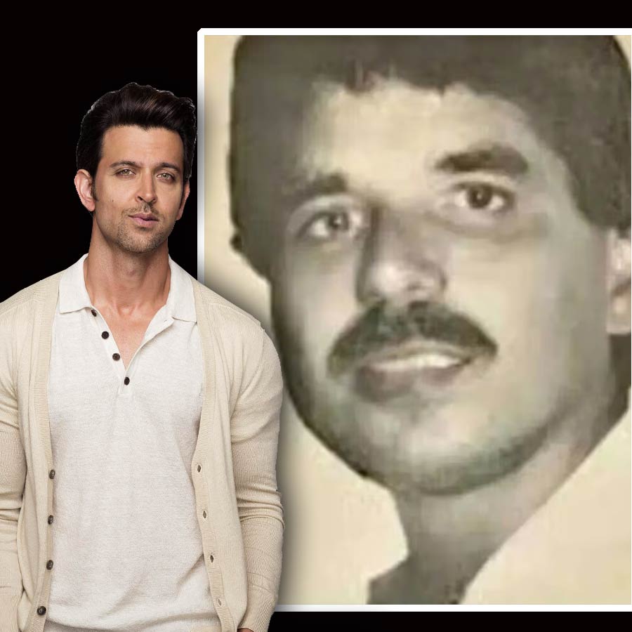 (বাঁ দিকে) হৃতিক রোশন, (ডান দিকে) এমএম বেগ।