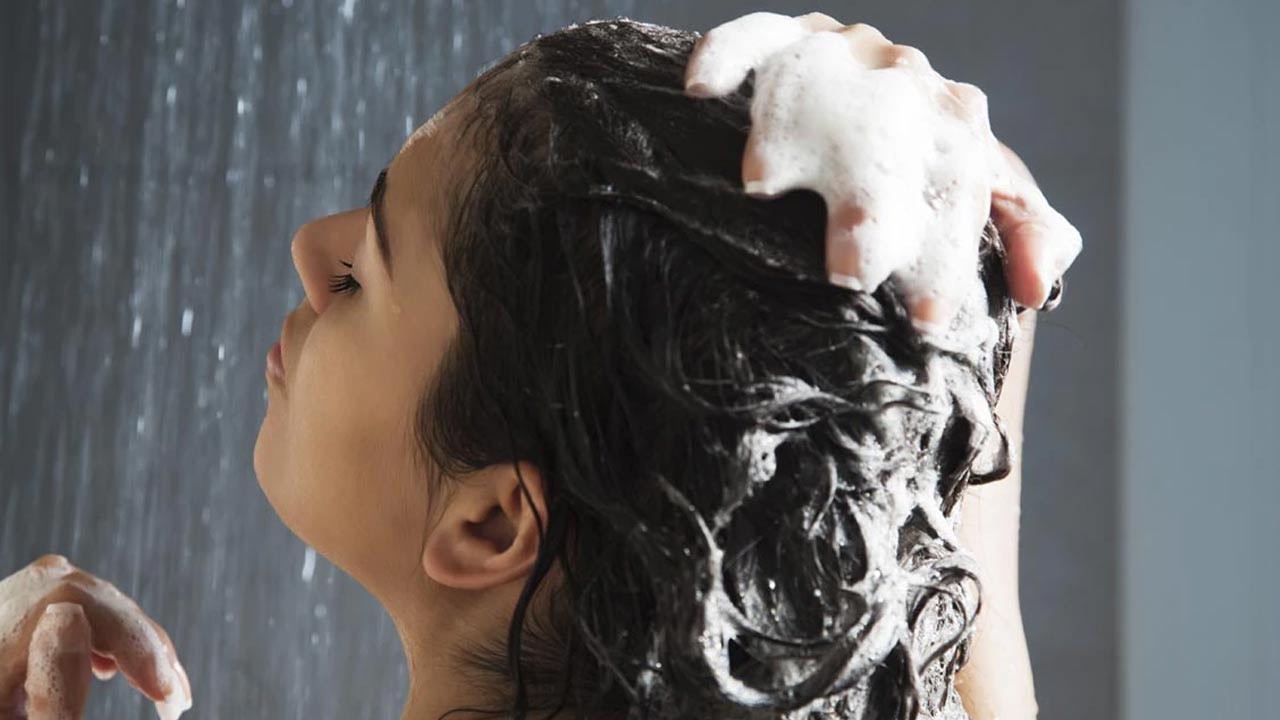মাথার ত্বক ভাল করে পরিষ্কার করলেই, কমবে পারে চুলের সমস্যা। তবে কী ভাবে?