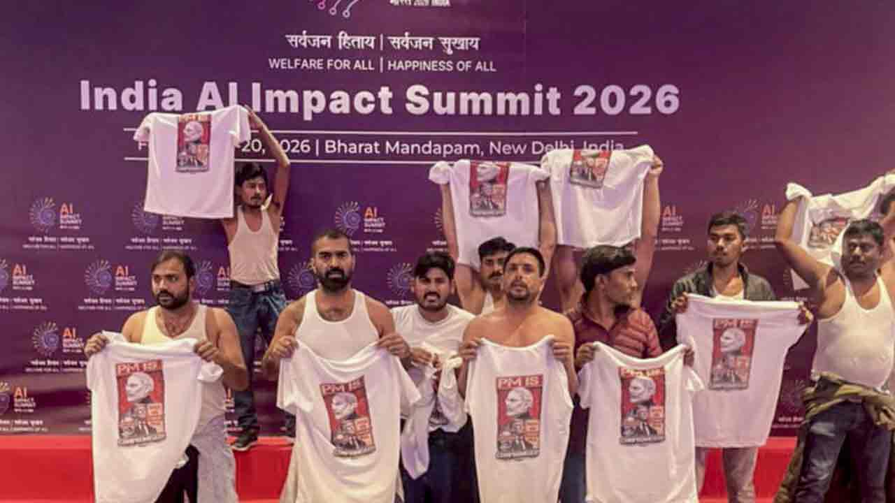 এআই সম্মেলনে কংগ্রেস কর্মীদের প্রতিবাদ।