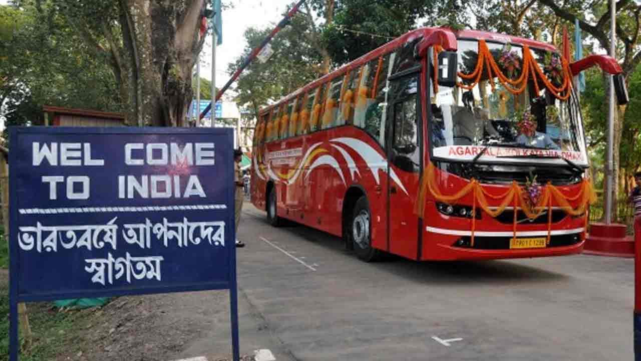 ঢাকা হয়ে কলকাতা-আগরতলা সংযোগকারী বাস।