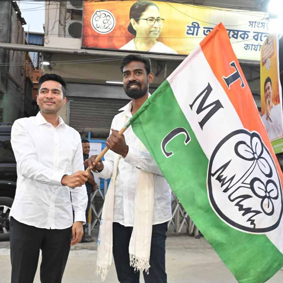 প্রতীক-উরের হাতে তৃণমূলের পতাকা তুলে দিচ্ছেন অভিষেক বন্দ্যোপাধ্যায়। শনিবার আমতায়।