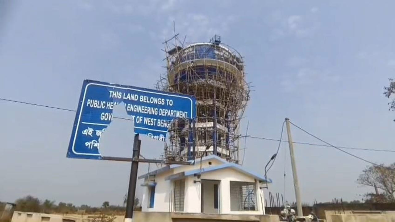 পূর্ব বর্ধমানের আউসগ্রামের জঙ্গলমহলে একাধিক গ্রামে জলপ্রকল্প এখনও চালু হয়নি বলে অভিযোগ।