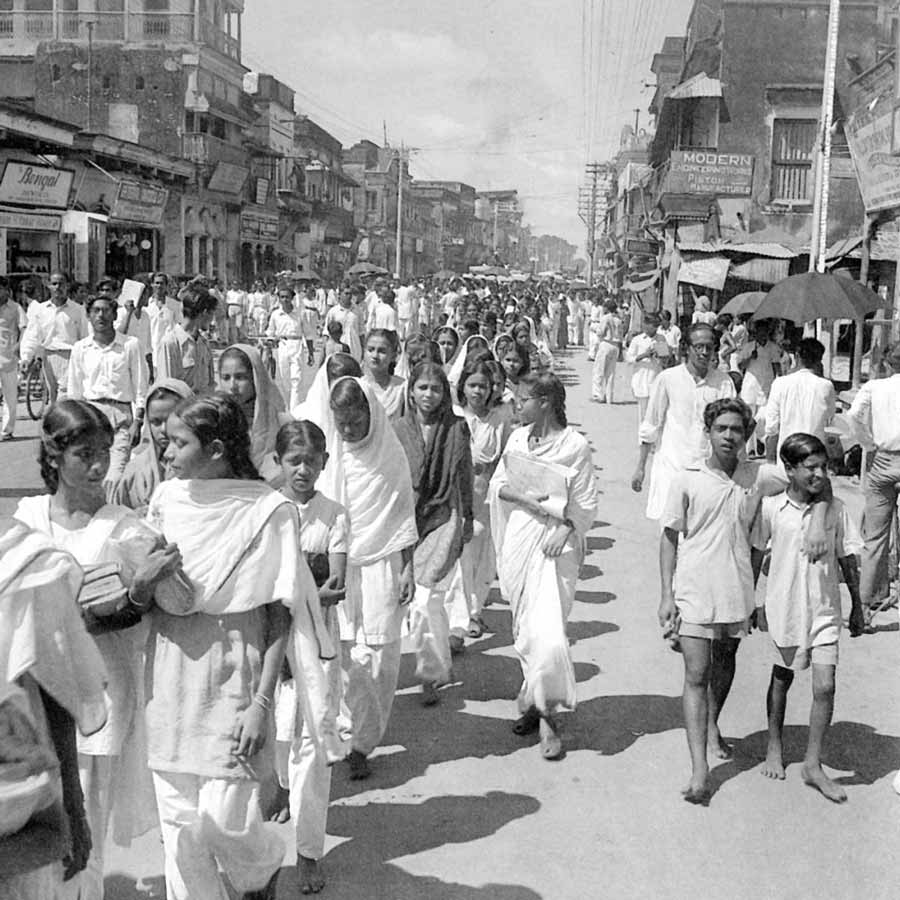পদযাত্রা: ‘অমর একুশে’র প্রথম বর্ষপূর্তিতে, ভাষা-শহিদদের স্মরণে ও পাকিস্তানি শাসকদের হত্যাকাণ্ডের প্রতিবাদে ঢাকায় নারীমিছিল।