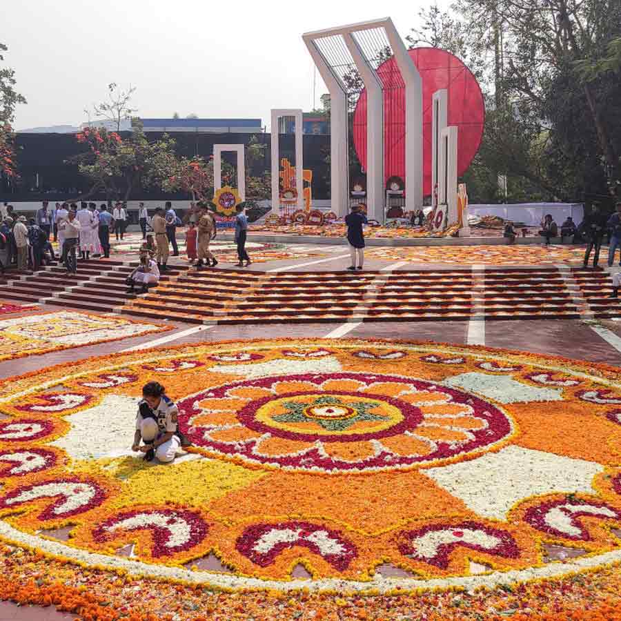 পুষ্পসজ্জা: বাংলাদেশের ঢাকায় ‘আন্তর্জাতিক মাতৃভাষা দিবস’-উপলক্ষে সেজে উঠছে ভাষা-শহিদদের স্মরণে নির্মিত শহিদ মিনার।