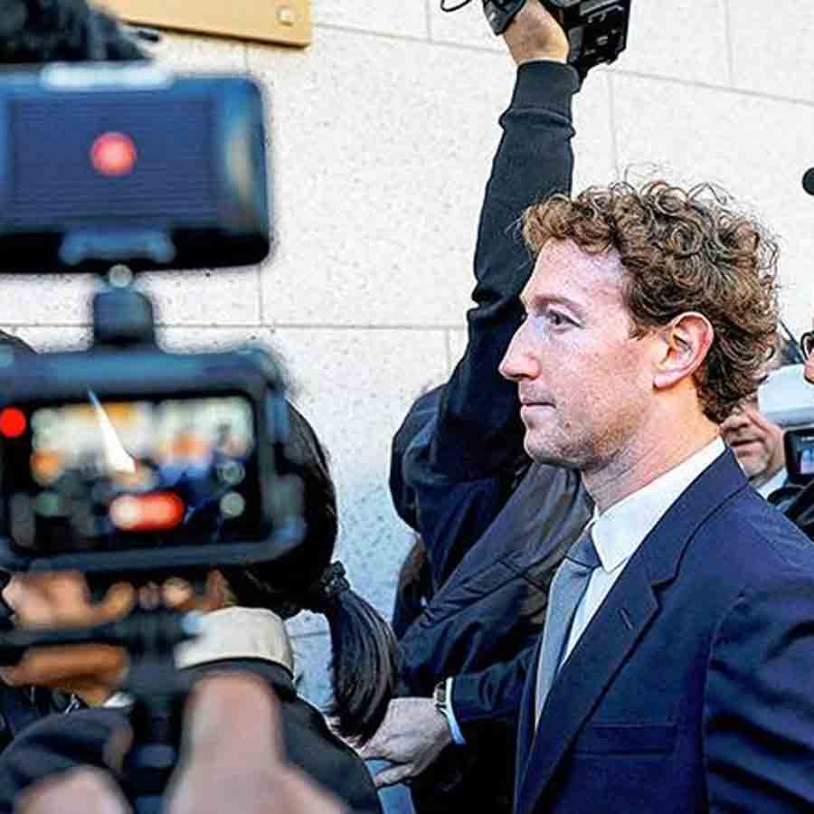 বিবাদী: মার্ক জ়াকারবার্গ।