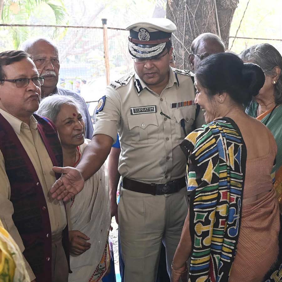 Senior citizens of Kolkata shared various financial and cyber fraud cases which they experienced in the Kolkata Police's 'Pranamer Adda'