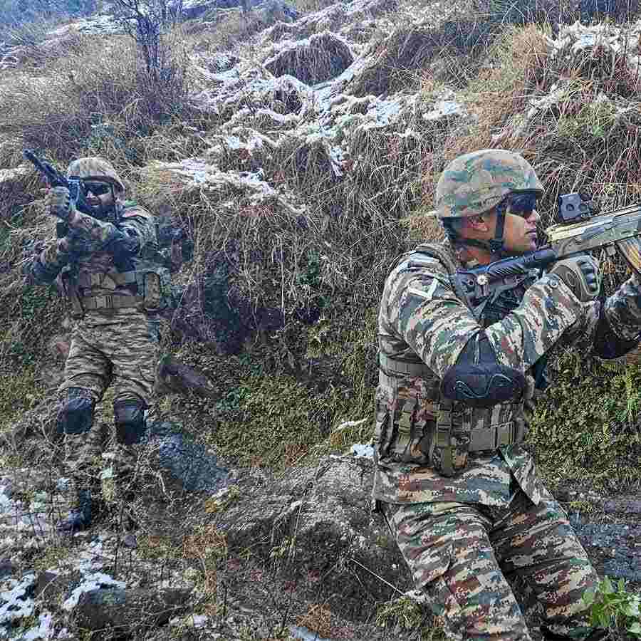 জঙ্গিদের খোঁজে তল্লাশি অভিযান। ছবি: পিটিআই।