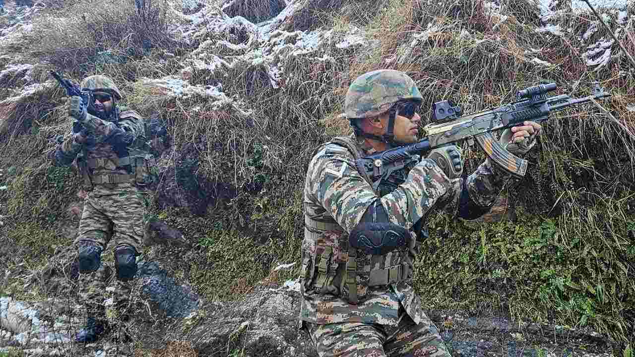 জঙ্গিদের খোঁজে তল্লাশি অভিযান। ছবি: পিটিআই।