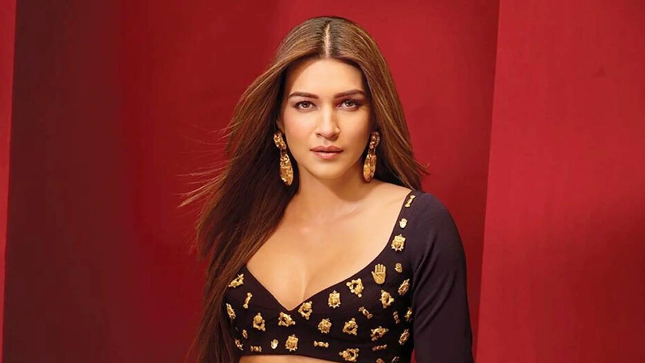 প্রেমে ‘পরমসুন্দরী’ কৃতি শ্যানন?