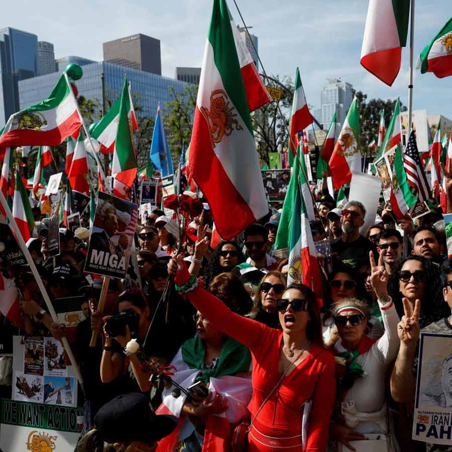 শনিবার স্পেনের বার্সেলোনায় প্রবাসী ইরানিদের বিক্ষোভ।