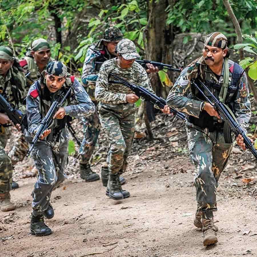 মাওবাদীদের বিরুদ্ধে যৌথবাহিনীর অভিযান।