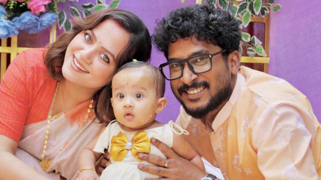 মেয়ে মীরার অন্নপ্রাশনে অহনা দত্ত, দীপঙ্কর রায়।