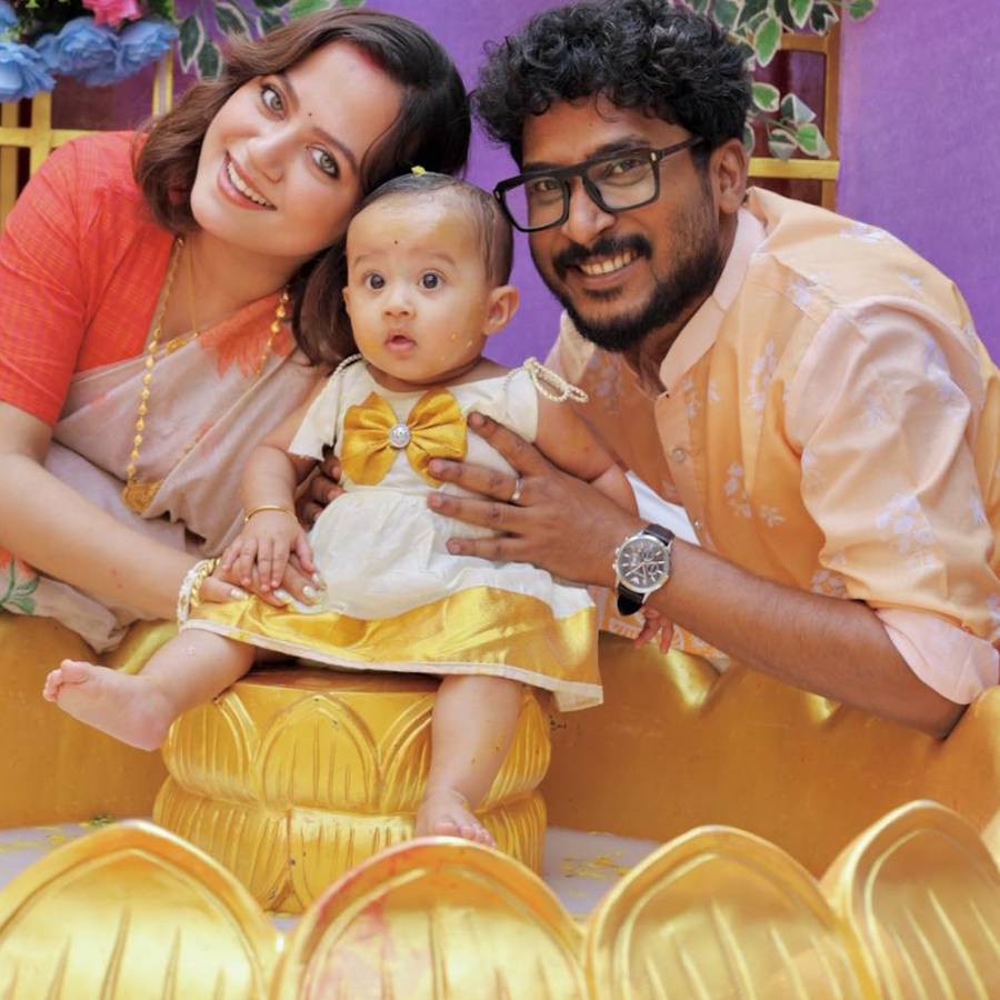 মেয়ে মীরার অন্নপ্রাশনে অহনা দত্ত, দীপঙ্কর রায়।