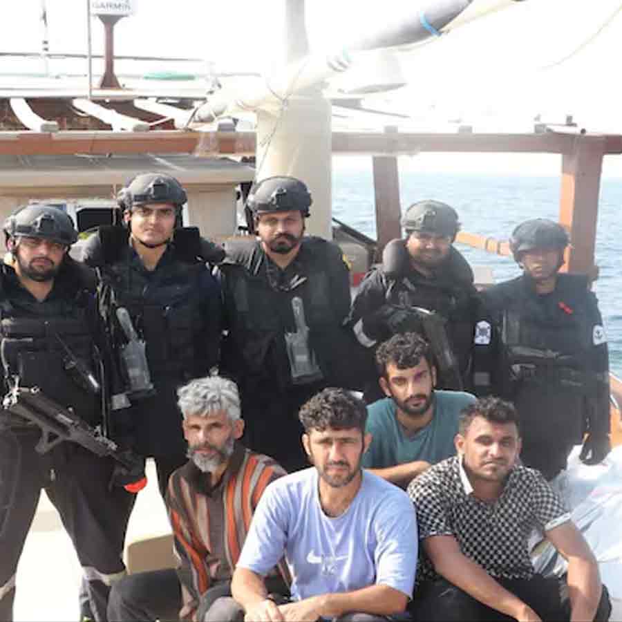 গুজরাত উপকূলরক্ষী বাহিনীর হাতে ধৃত ইরানের চার নাগরিক। ছবি: সংগৃহীত।