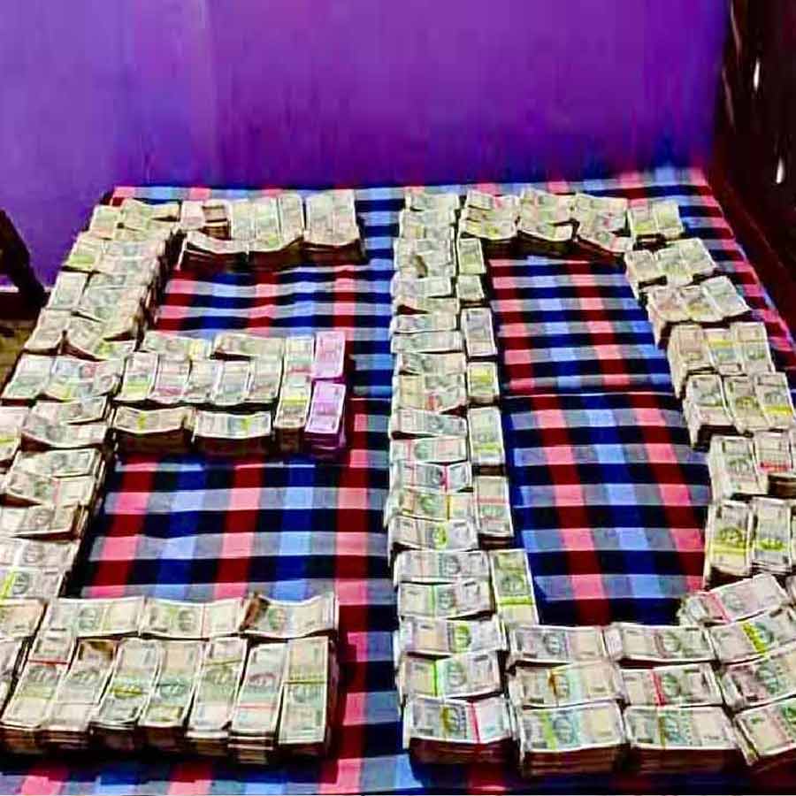 ইডির অভিযানে উদ্ধার হওয়া টাকা।