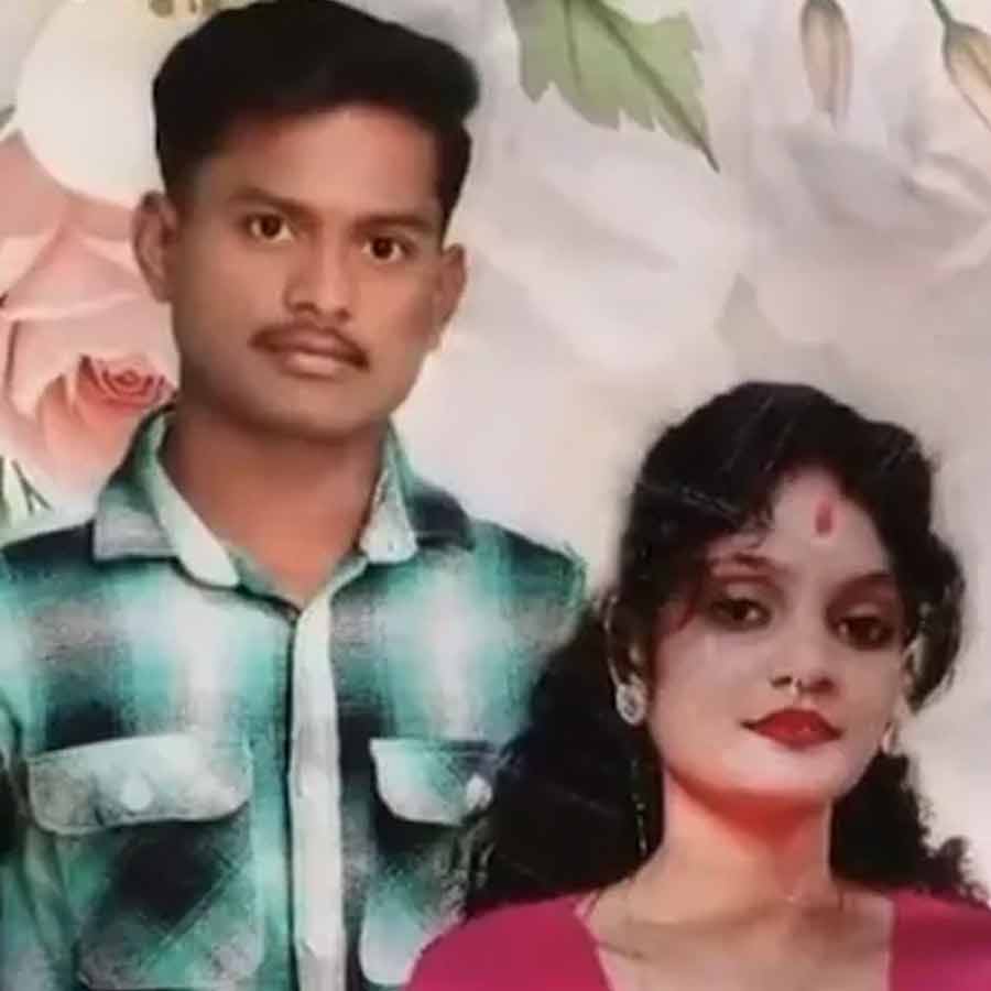 নববিবাহিত সেই দম্পতি। হরিবন্ধু পটেল এবং তাঁর স্ত্রী। ছবি: সংগৃহীত।