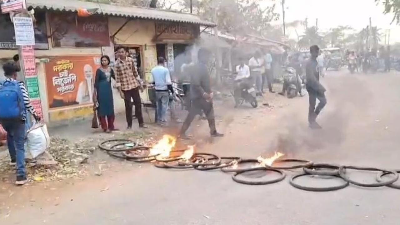 মেদিনীপুরে দুর্ঘটনায় মৃত্যুর পর বিক্ষোভ স্থানীয়দের।