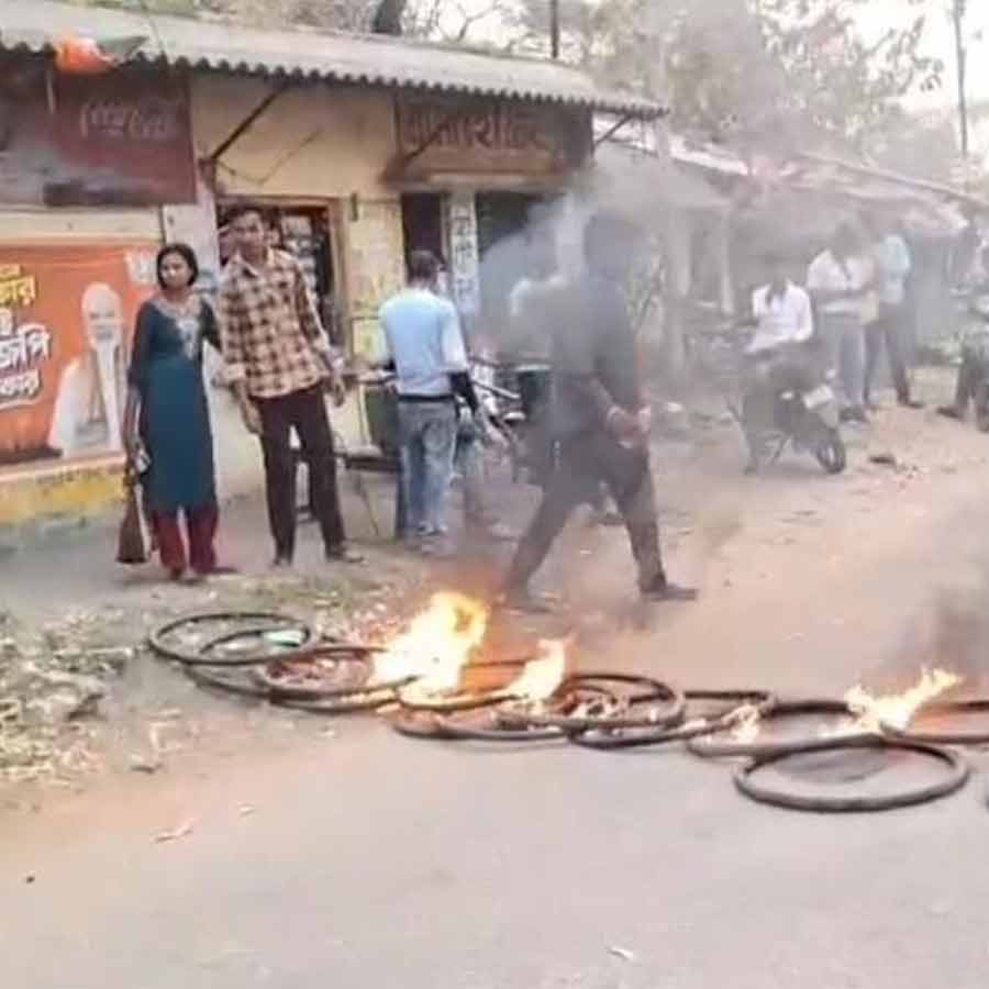 মেদিনীপুরে দুর্ঘটনায় মৃত্যুর পর বিক্ষোভ স্থানীয়দের।