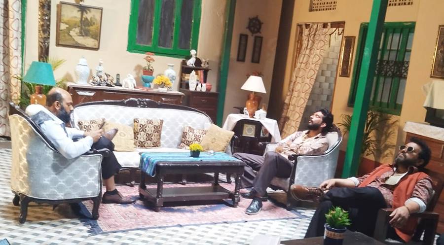 মাধো ভবনে শুটিংয়ের ফাঁকে খলনায়কেরা।