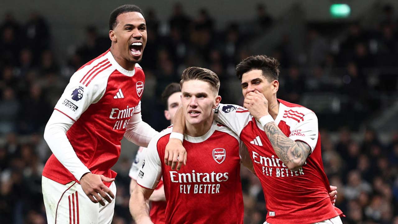 মধ্যমণি: দ্বিতীয় গোলের পরে উৎসব ভিক্টরের। রবিবার।