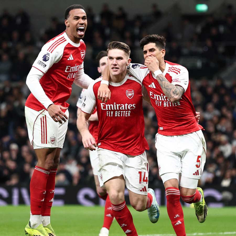 মধ্যমণি: দ্বিতীয় গোলের পরে উৎসব ভিক্টরের। রবিবার।