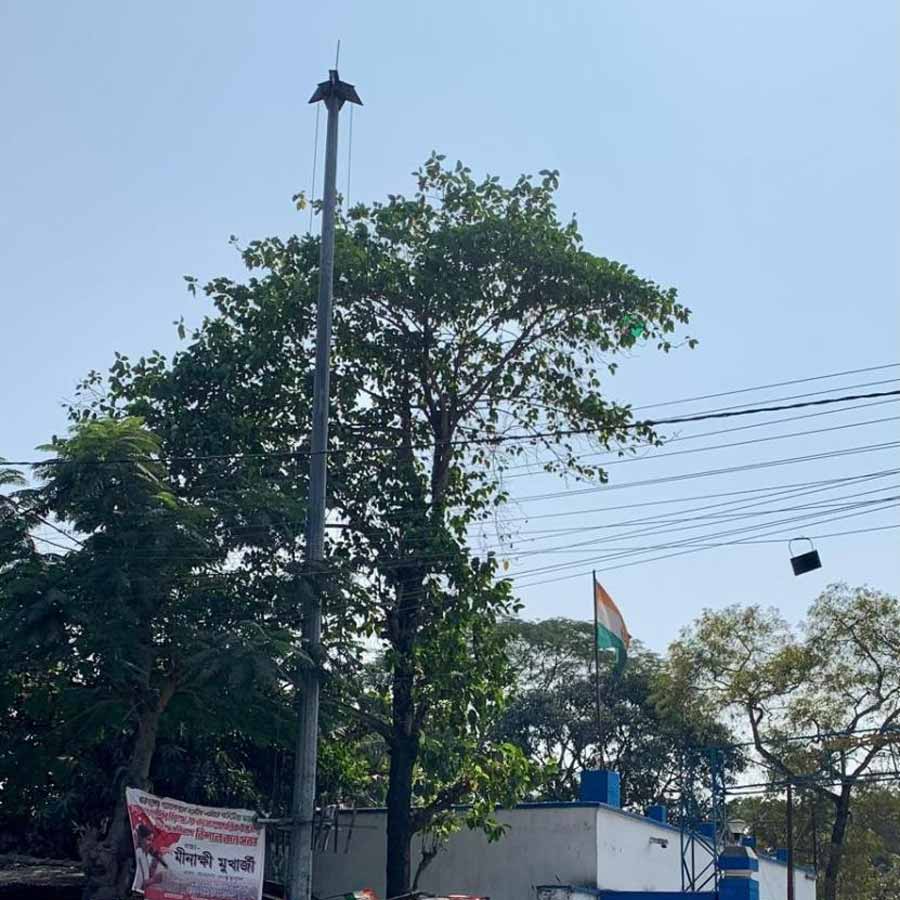 অকেজো: স্তম্ভ আছে, কিন্তু আলো জ্বলে না এই হাইমাস্টে। ব্যারাকপুর-বারাসত রোডের নীলগঞ্জ বাস ডিপোয়।