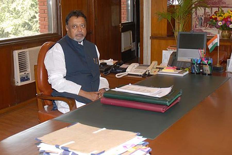  দীনেশ ত্রিবেদীকে সরিয়ে রেলমন্ত্রী করা হয় মুকুলকে। 