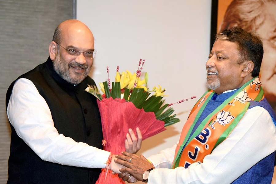 ২০১৭ সালে বিজেপিতে যোগ দেন মুকুল। তাঁকে স্বাগত জানিয়েছিলেন অমিত শাহ।