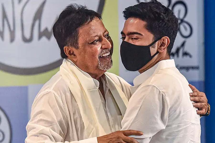 প্রত্যাবর্তন। ২০২১ সালে ভোটের ফলঘোষণার মাসখানেক পর তৃণমূলে ফেরেন মুকুল। তাঁর গলায় উত্তরীয় পরিয়ে দেন অভিষেক।